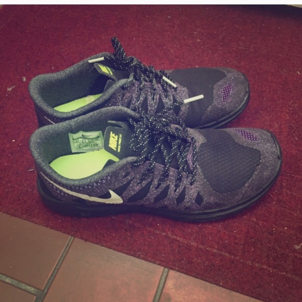 Kids Nike free glow black white & purple